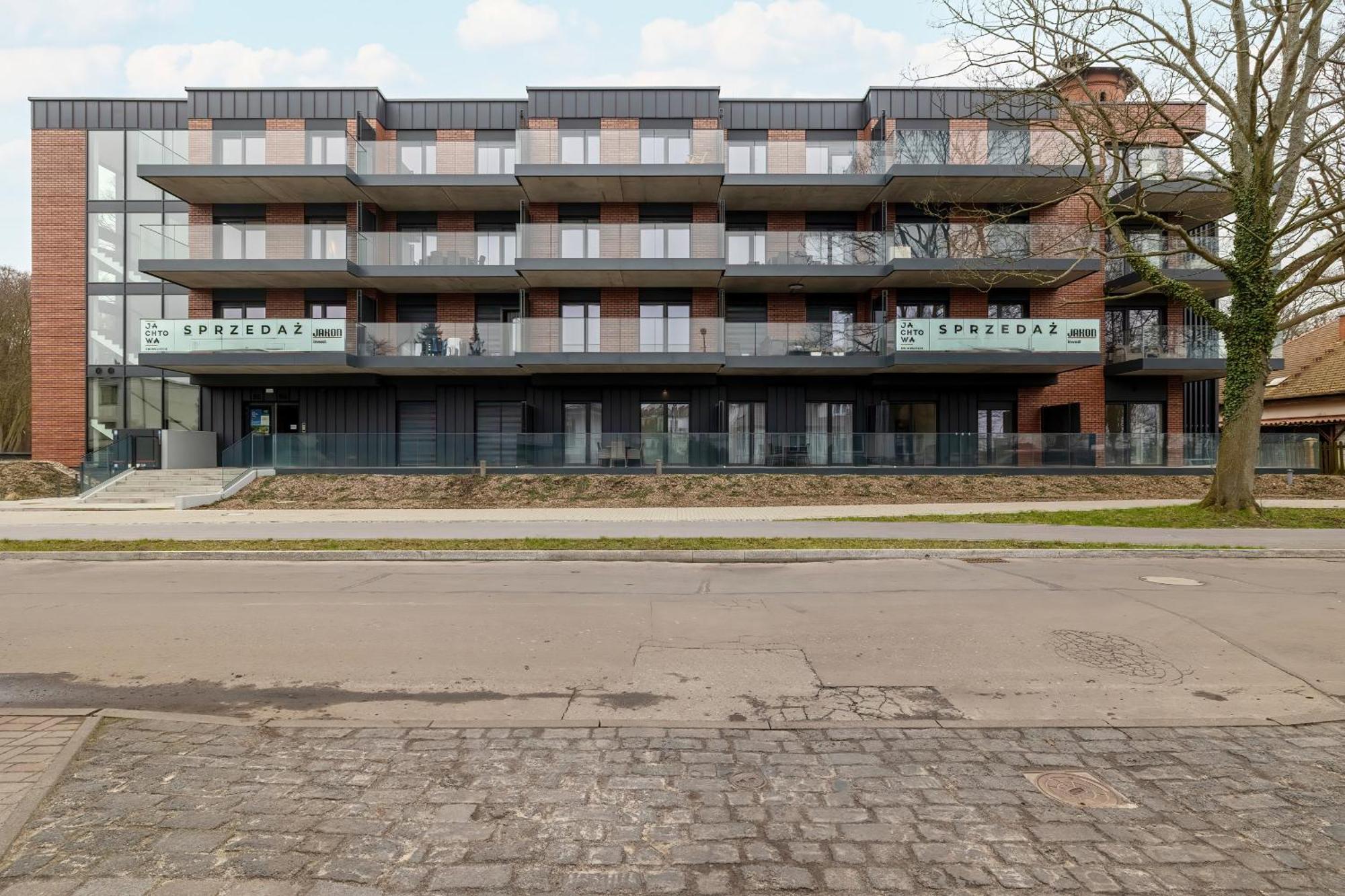 Modern With Terrace And Parking In By Renters